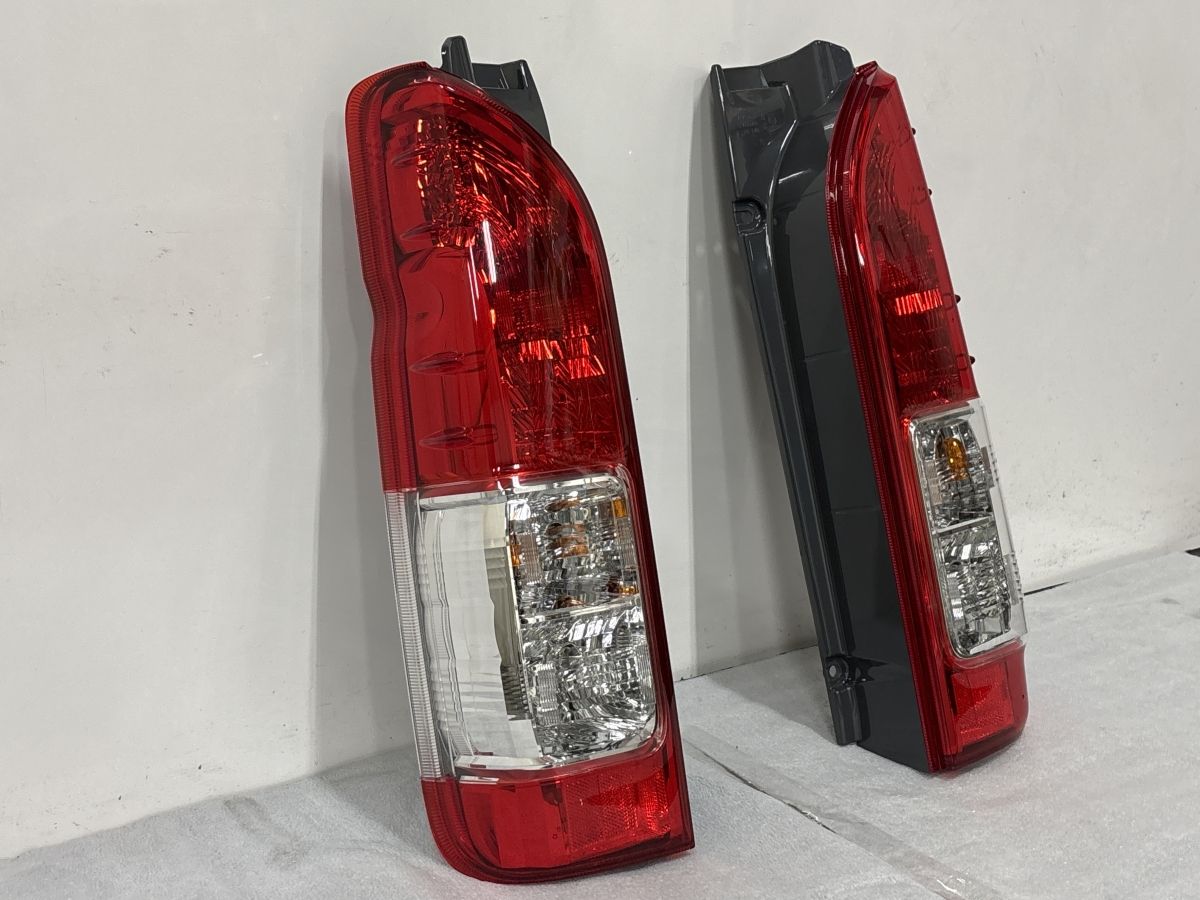 新車外し 美品】トヨタ 200 ハイエース 純正 テールランプ 左右 品番