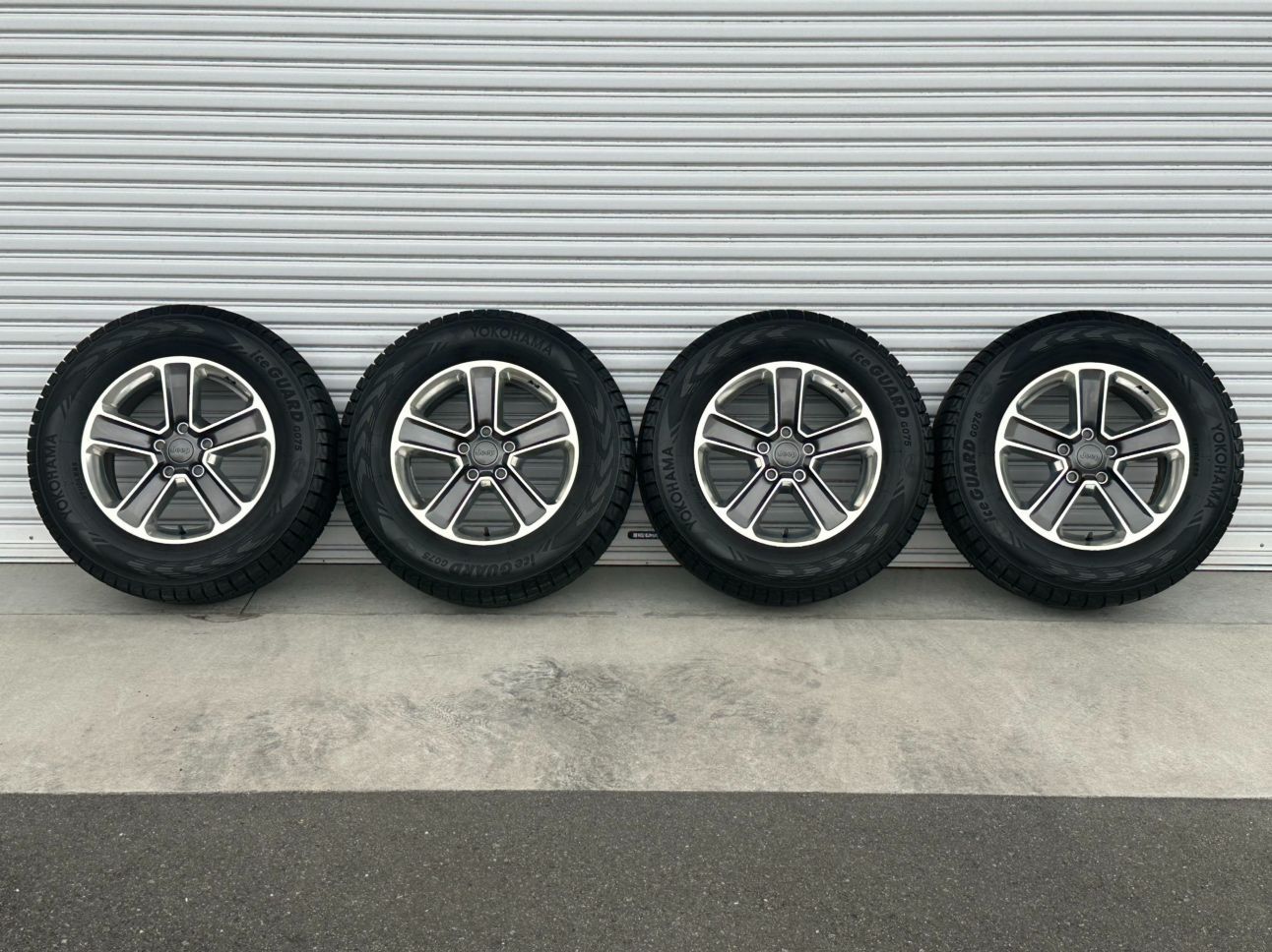 JEEP/ジープ JL ラングラー アンリミテッド サハラ 純正ホイール センターキャップ有り 18インチ 7.5J+44.45 PCD127-5H スタッドレス ヨコハマ ice GUARD G075 265/65R18 中古品 53,333円