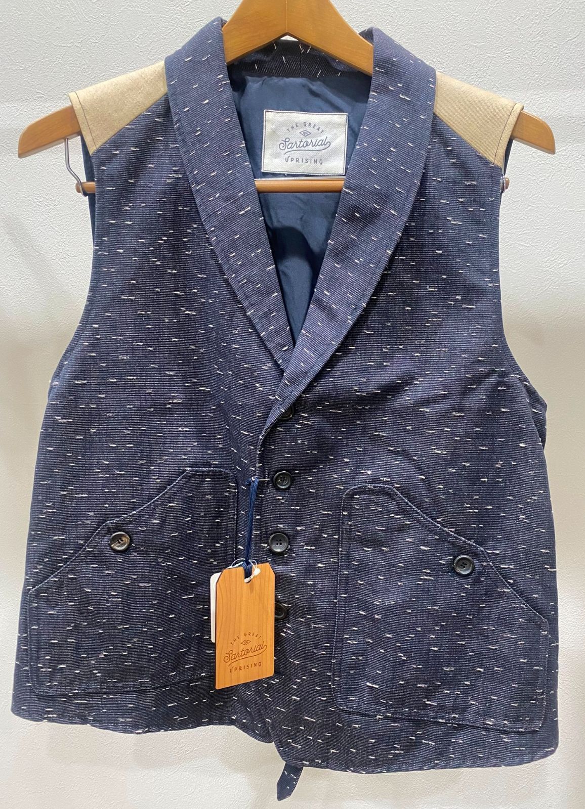 Sartorial/サルトリアル ベスト　イタリア製ブランド　襟付きベスト　洒落たショールカラー　サイズ４８　高級感ある綿麻生地　格安放出