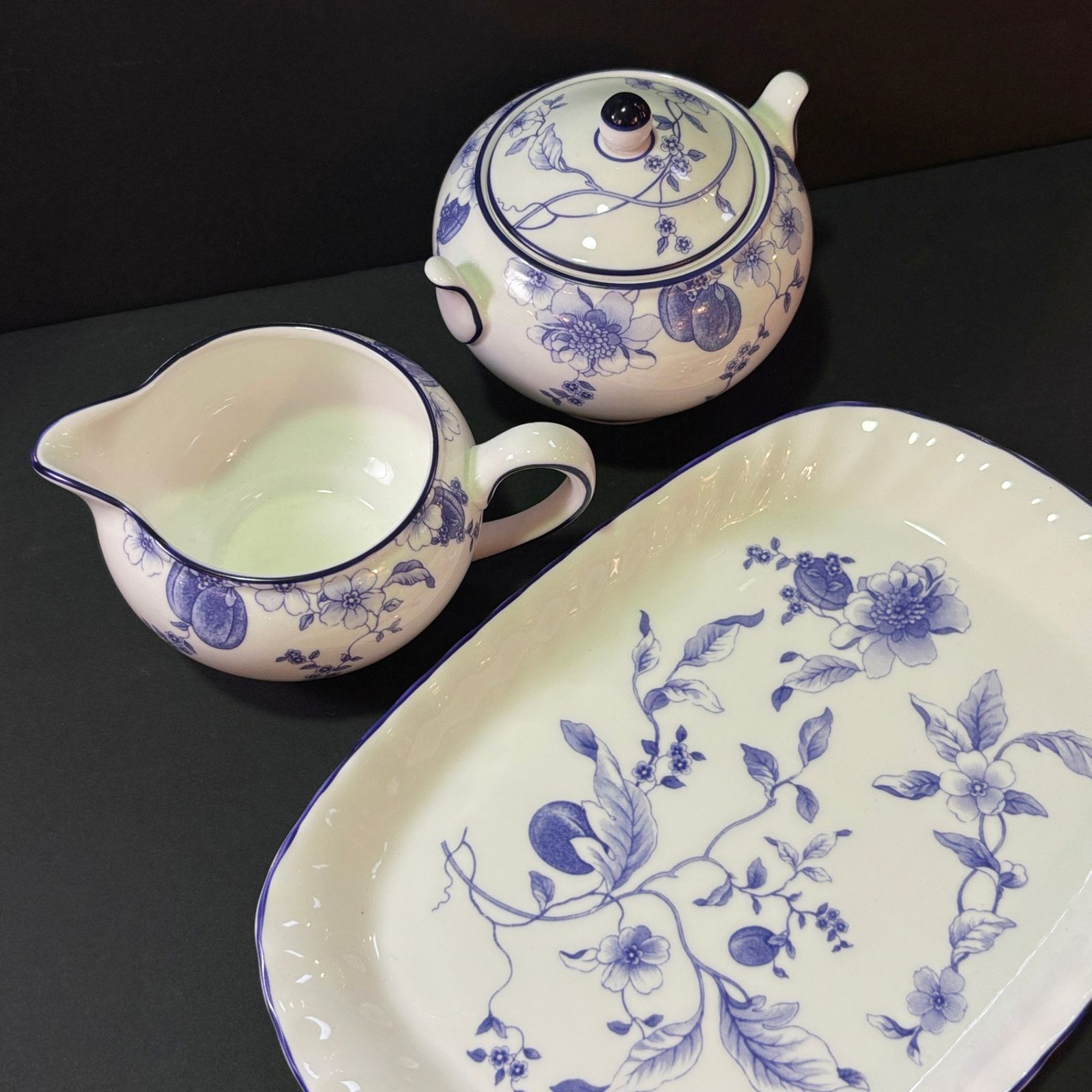● WEDGWOOD Blue Plum Sugar & Creamer Pot + Plate 3-Piece Set クリーマー＆シュガーポット∔プレート 10,730円