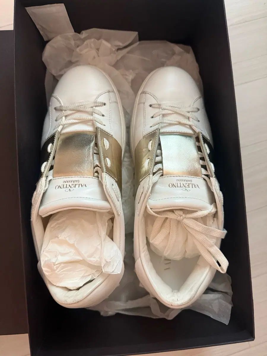 ヴァレンティノ 白/GOLD スタッズ スニーカー 40 22,675円