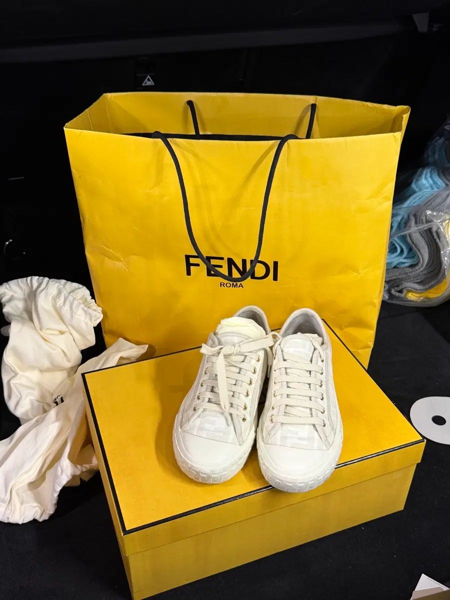 FENDI フェンディ スニーカー 白