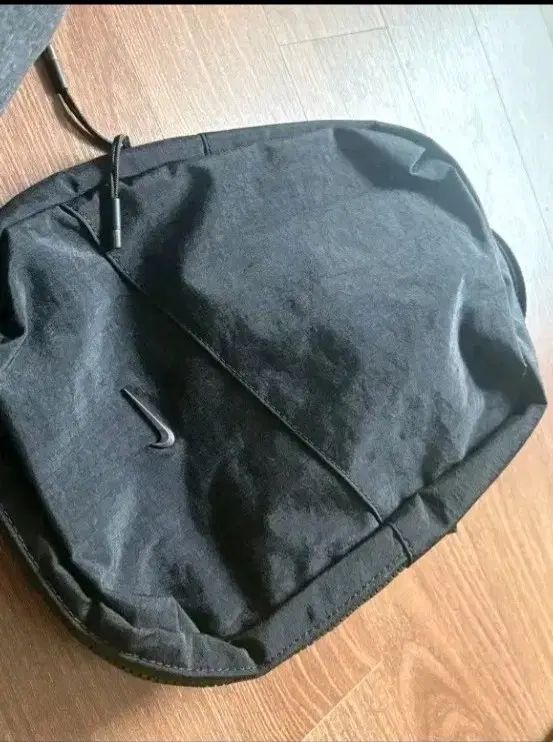 ナイキ スウッシュ クロスバッグ ブラック 在庫処分で出品