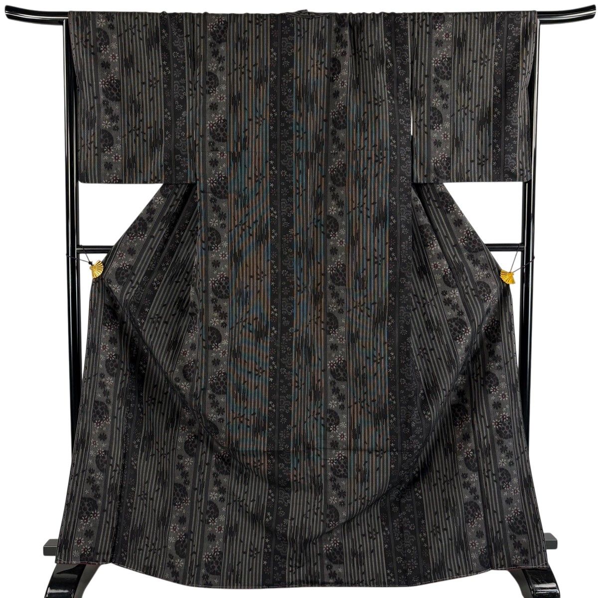 【美品】 結城紬 身丈168.5cm 裄丈68cm L 袷 はたおり娘 やまと 証紙 縦縞 花 黒灰 正絹 逸品 【中古】 33,020円