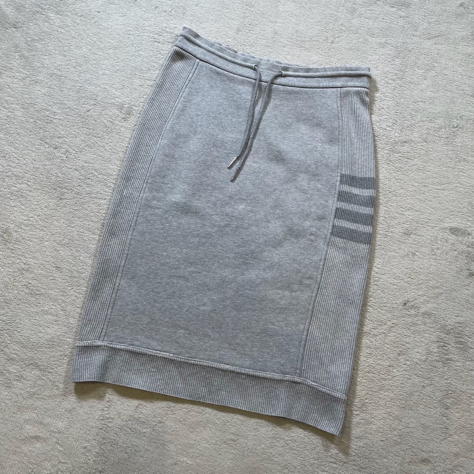 極美品　トムブラウン 4本ライン スウェット スカート レディース グレー サイズ1 M相当 イタリア製 THOM BROWNE 4バー トリコロールタグ コットン100% タイトスカート 膝丈 ミモレ丈 ウエストゴム ドローコード FJK033A 18948 37,700円