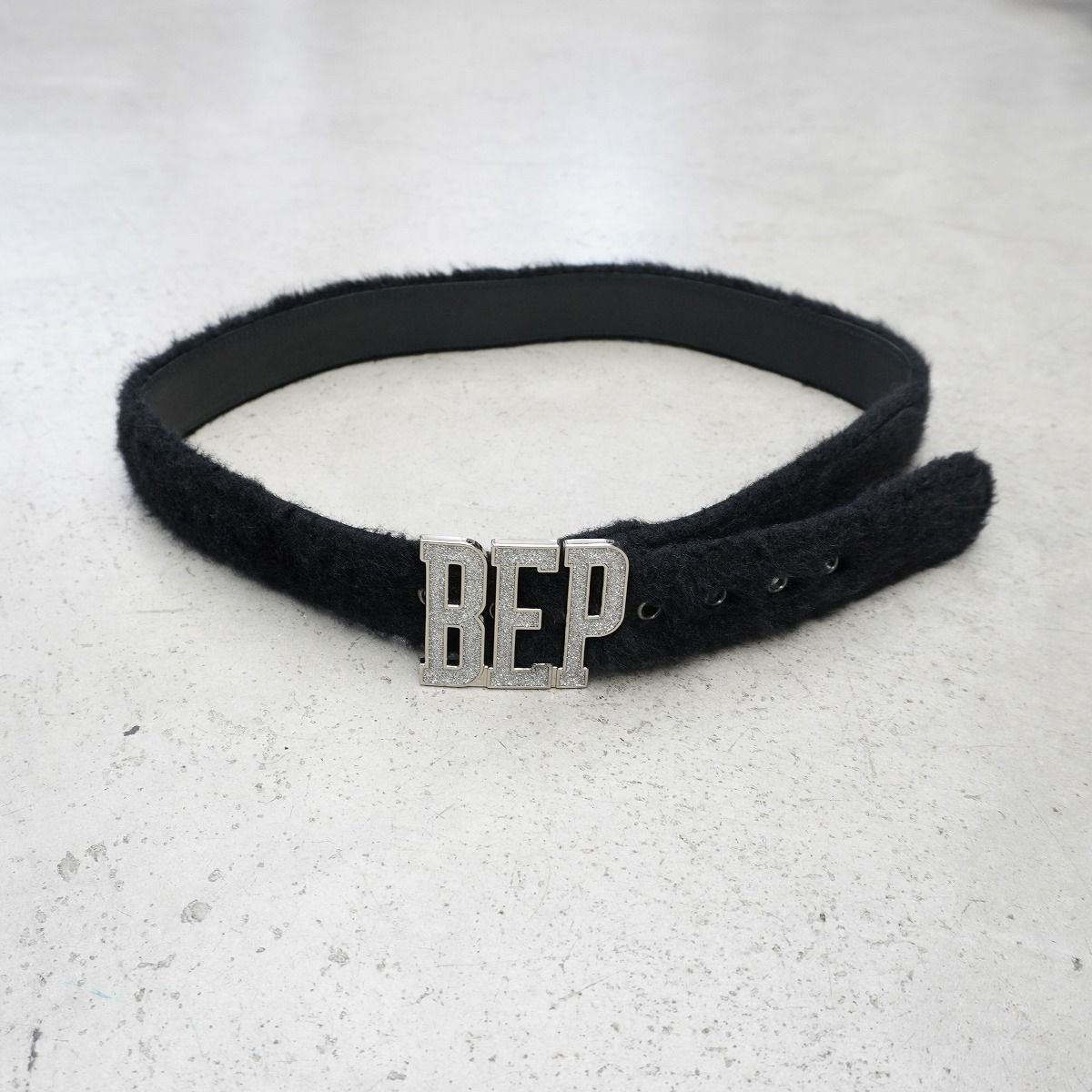 美品 BlackEyePatch ブラックアイパッチ GLITTERED LETTERS FAUX FUR BELT BLACK グリッター ロゴ ファー ベルト 黒 正規 5222Q♪