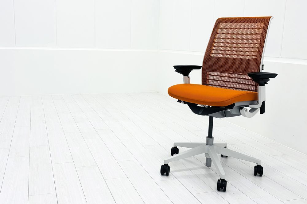 スチールケース シンクチェア 中古 2018年製 Steelcase Think 可動肘 中古オフィス家具 465A300 タンジェリン 【A000004355】