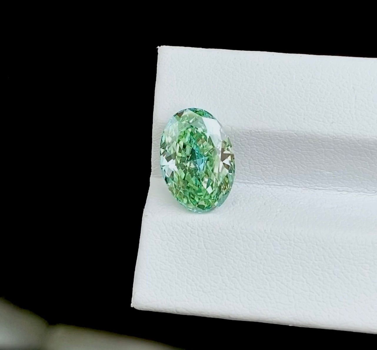 【IGI鑑定書付】5.03ct Fancy Intense Green VS1 ラボグロウンダイヤモンド オーバルカット