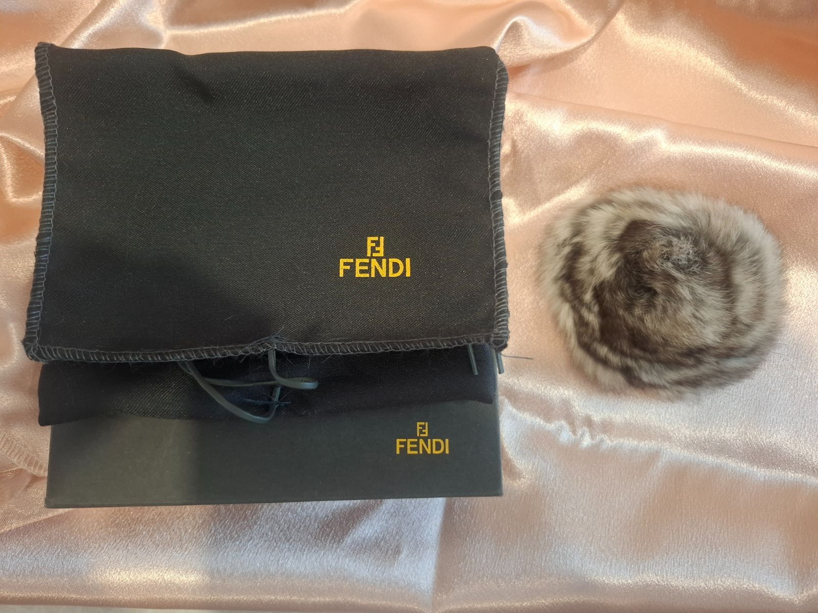 FENDI　リアルファーコサージュ（ブローチ）