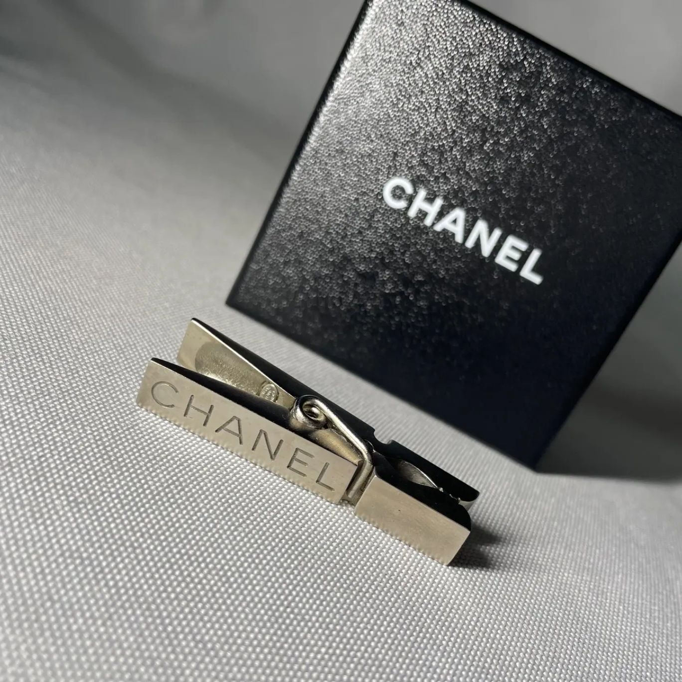 希少 CHANEL シャネル ブランドロゴ文字 艶消しシルバーマネークリップ 札挟み 財布 ウォレット キャッシュレス 男女兼用 箱あり 25,900円