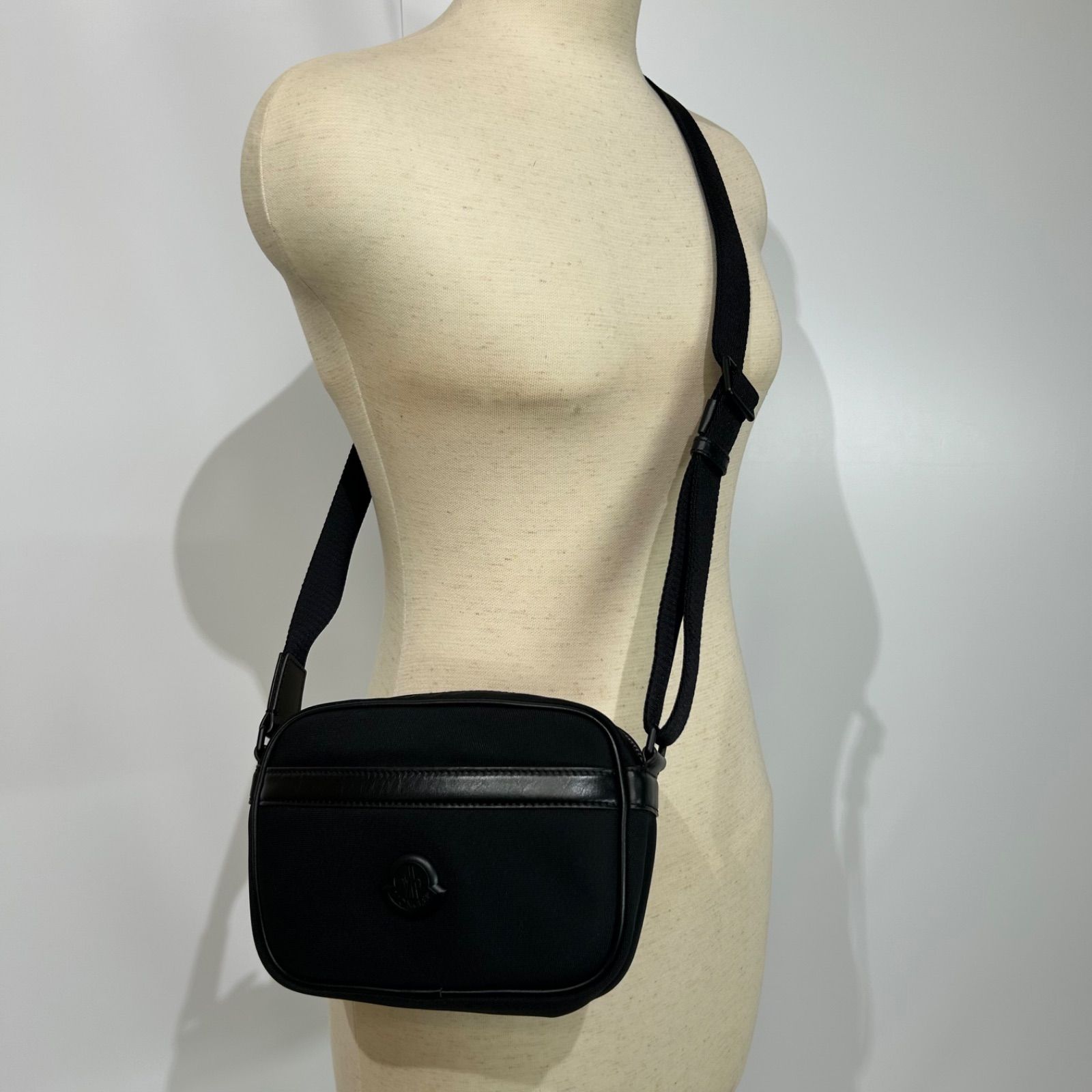 未使用品】MONCLERモンクレールショルダーバッグ黒 クロスボディ 斜め