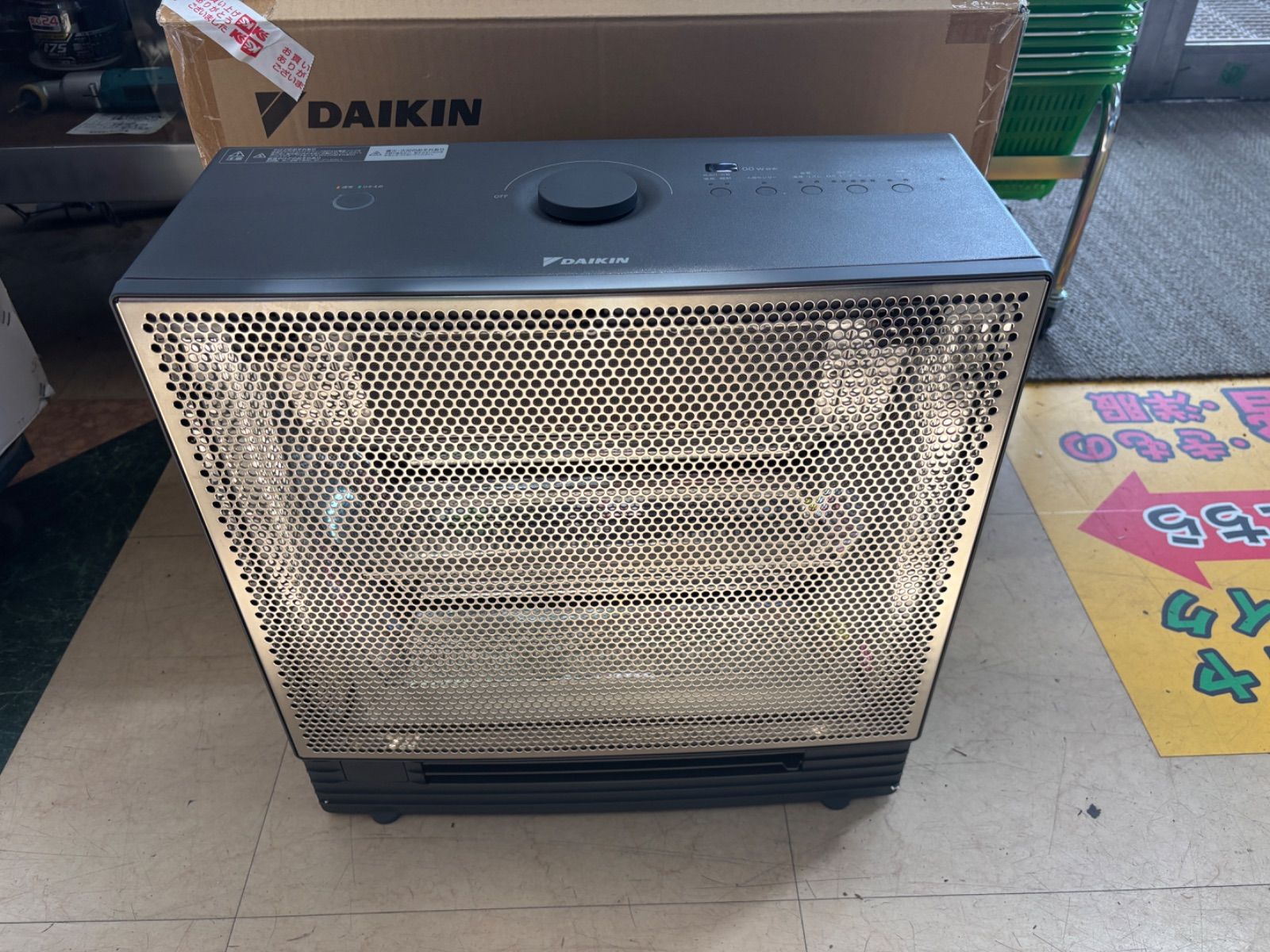 DAIKIN（ダイキン）　遠赤外線暖房機　単相100V仕様　2025年製　WHR136AS-H　中古（動作確認済）