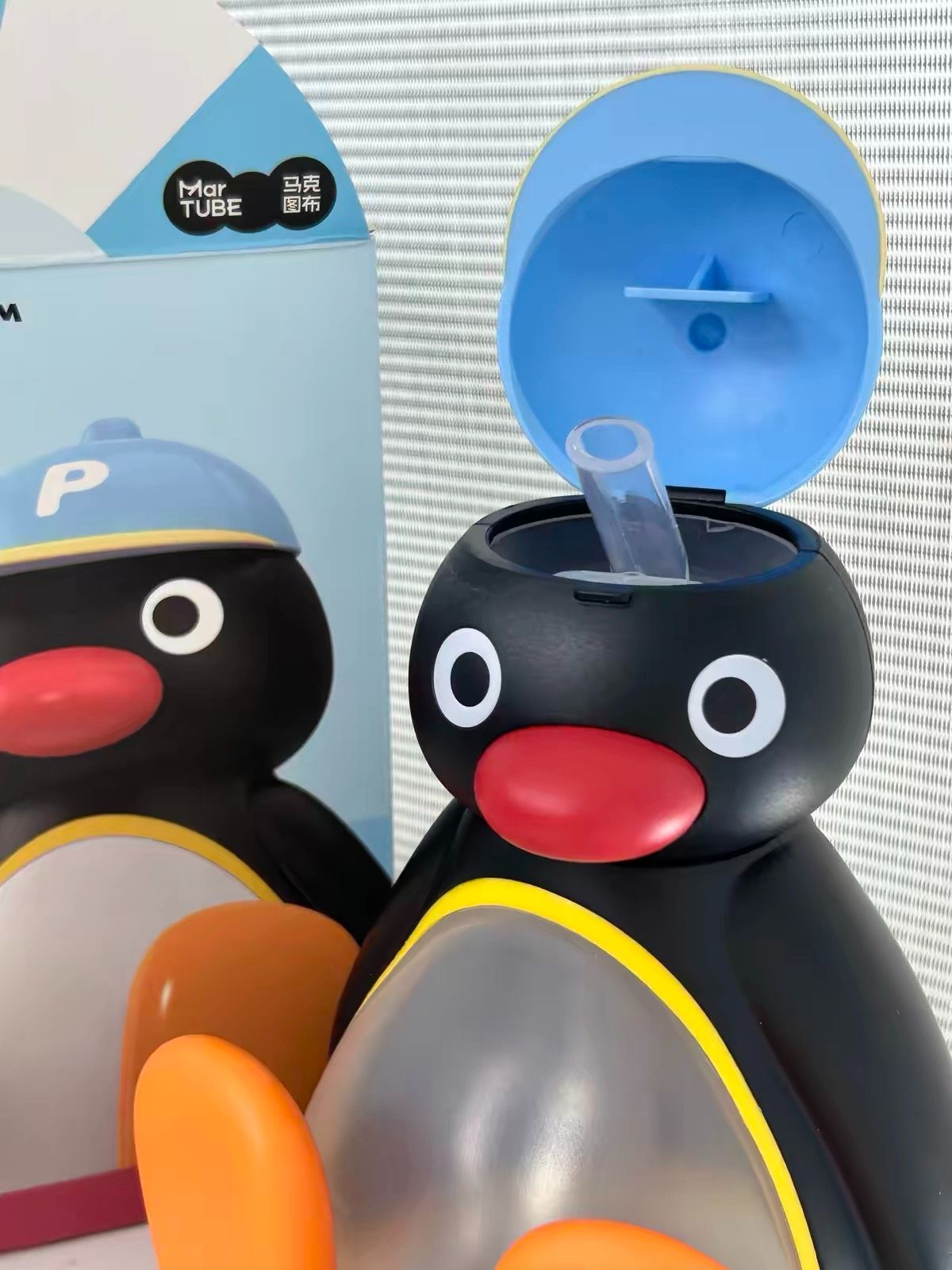 MarTUBE × Pingu ピングー 夏日デザイン ウォーターボトル 500ml ストロー付き 2WAY 直飲み ショルダーストラップ付き 水筒