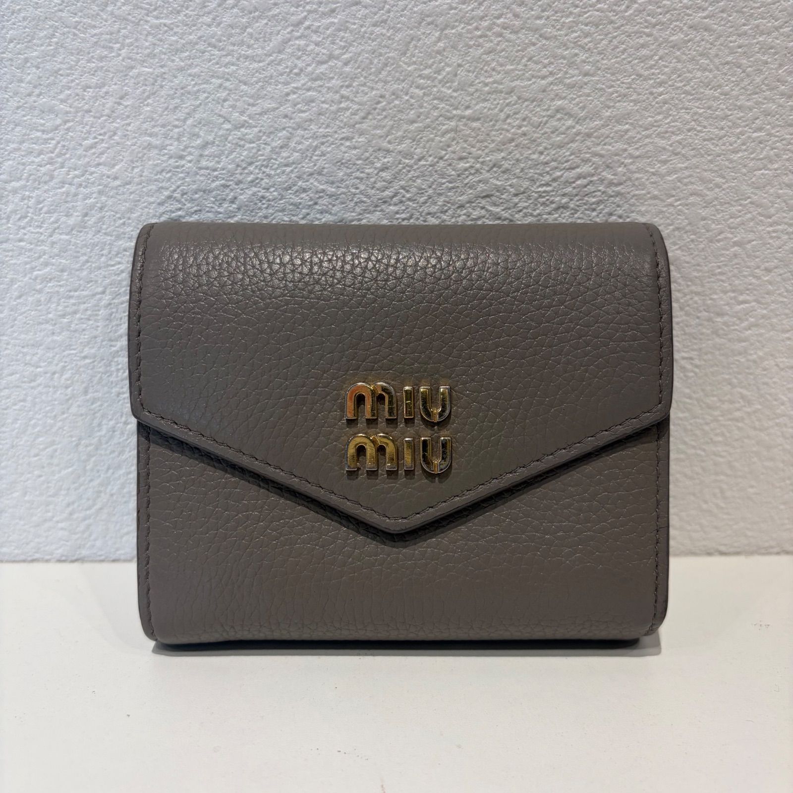 MIU MIU ミュウミュウ　三つ折り財布　レザー　グレー