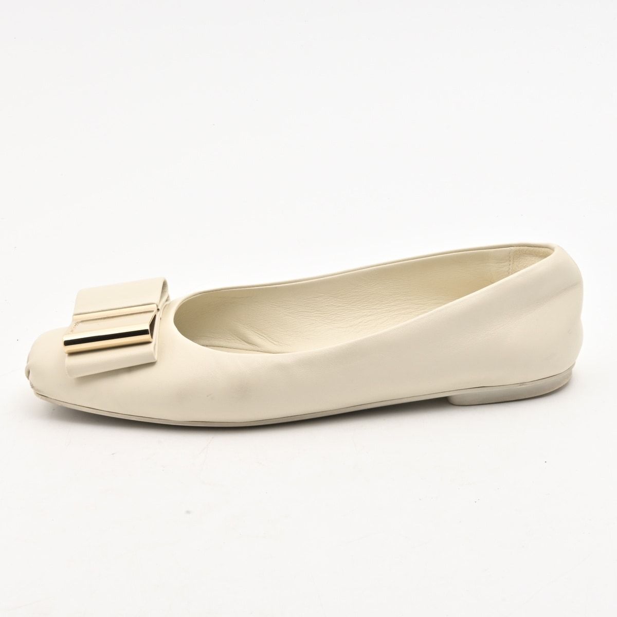 FERRAGAMO/SalvatoreFerragamo(サルバトーレフェラガモ) フラットシューズ 6 1/2 C レディース - ベージュ×ゴールド レザー