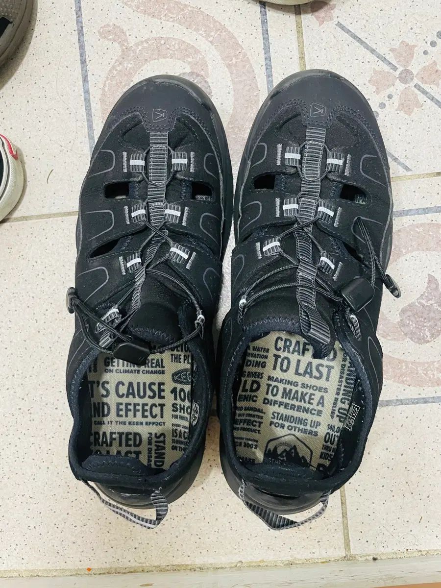 KEEN カーブウォーキング サンダル ブラック メンズ 280 6,391円