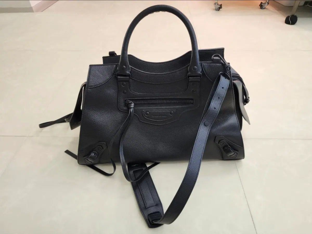 バレンシアガ NEO Classic トゥー クロスバック 出品 161,160円