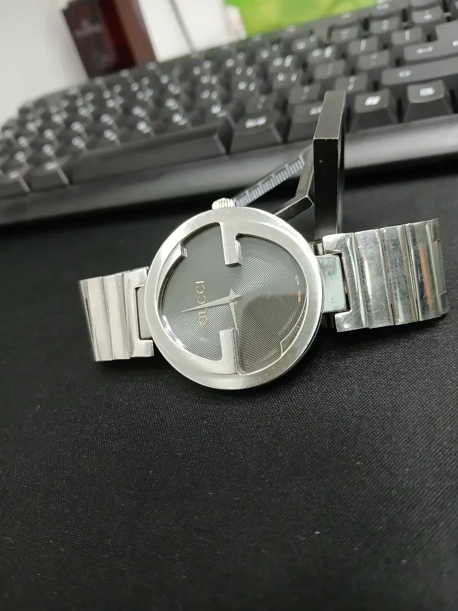グッチメタル 大型 メンズウォッチ ギョーシェダイアル シールドデザイン 濃いシルバーグレー 39,082円