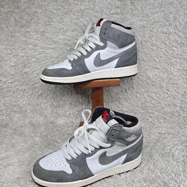 235 NIKE エアジョーダン1 スモークグレー ハイ スニーカー