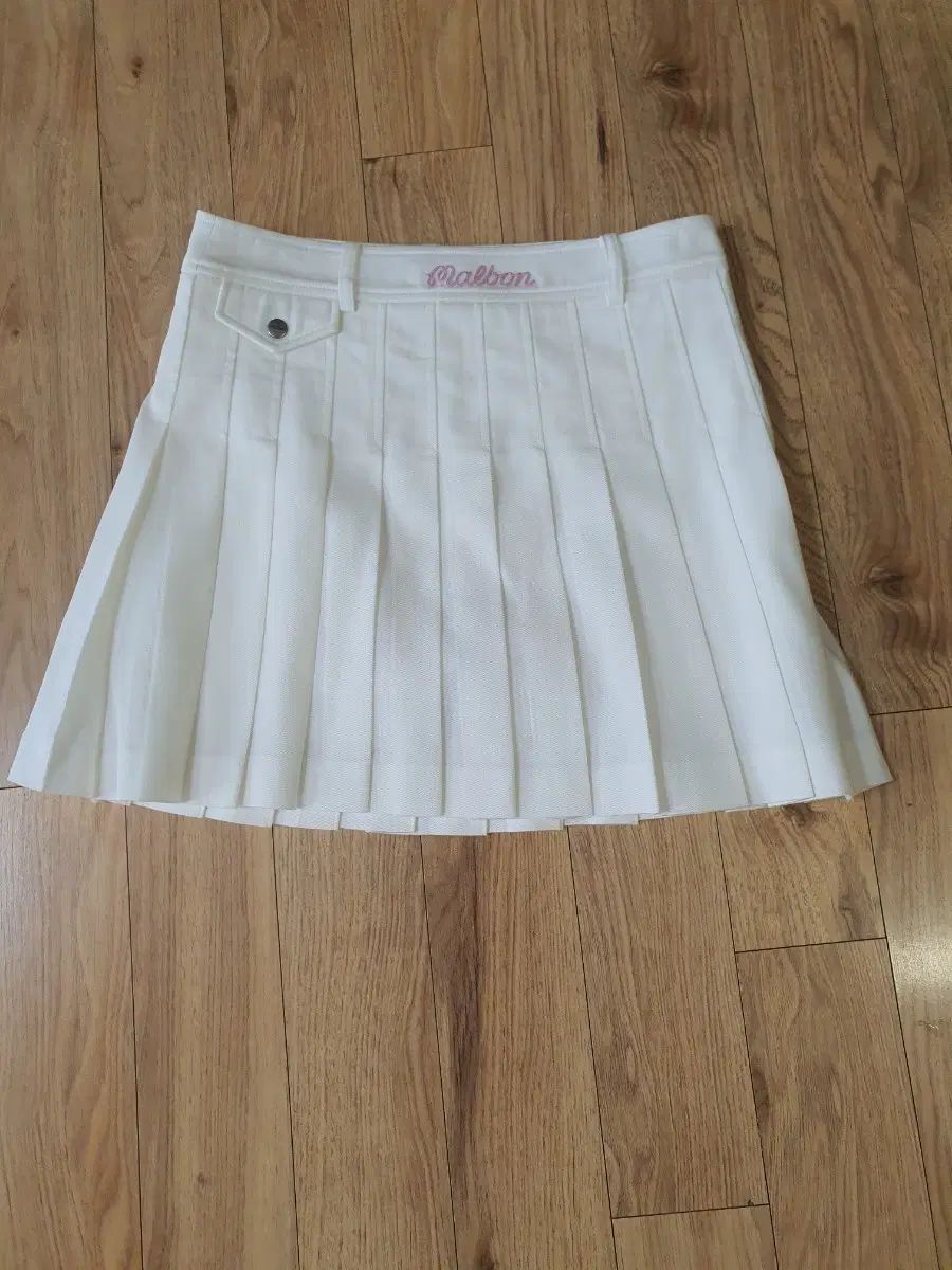 マルボンゴルフ スカート アイボリー 25 春秋 (新品同様の服)