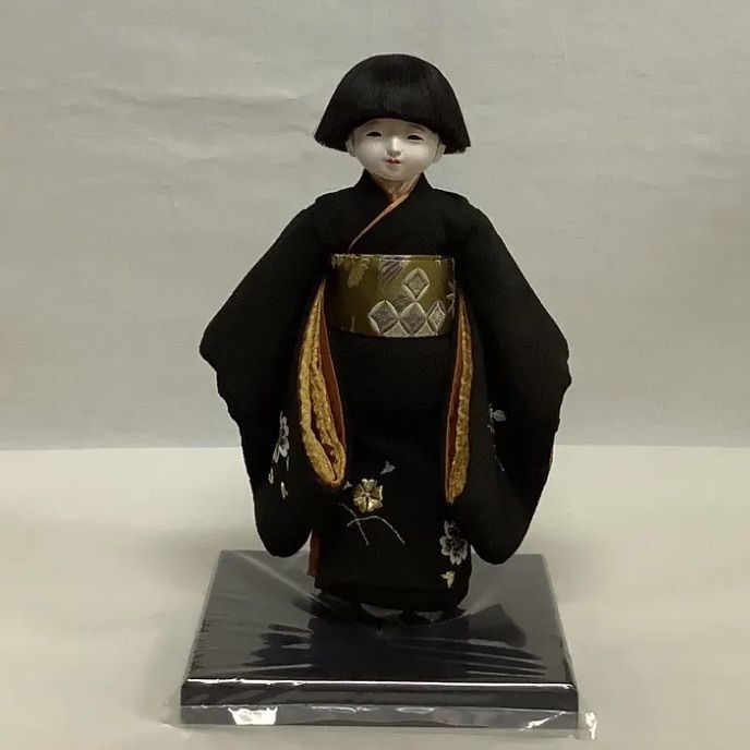 【アウトレット商品】市松人形 男の子 久楽朋 21.5cm 縮緬黒(内袖鶯波柄地/ｸﾞﾚｰ縮緬)刺繡桜 MT-2-4 27,360円