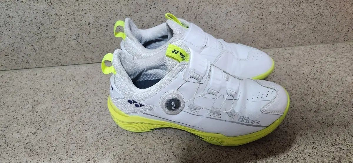 YONEX ヨネックス バドミントンシューズ BOA ダイアル 白 옐로(黄色) size240 卓球 バレーボール ハンドボール スカッシュ 室内体育館スニーカー