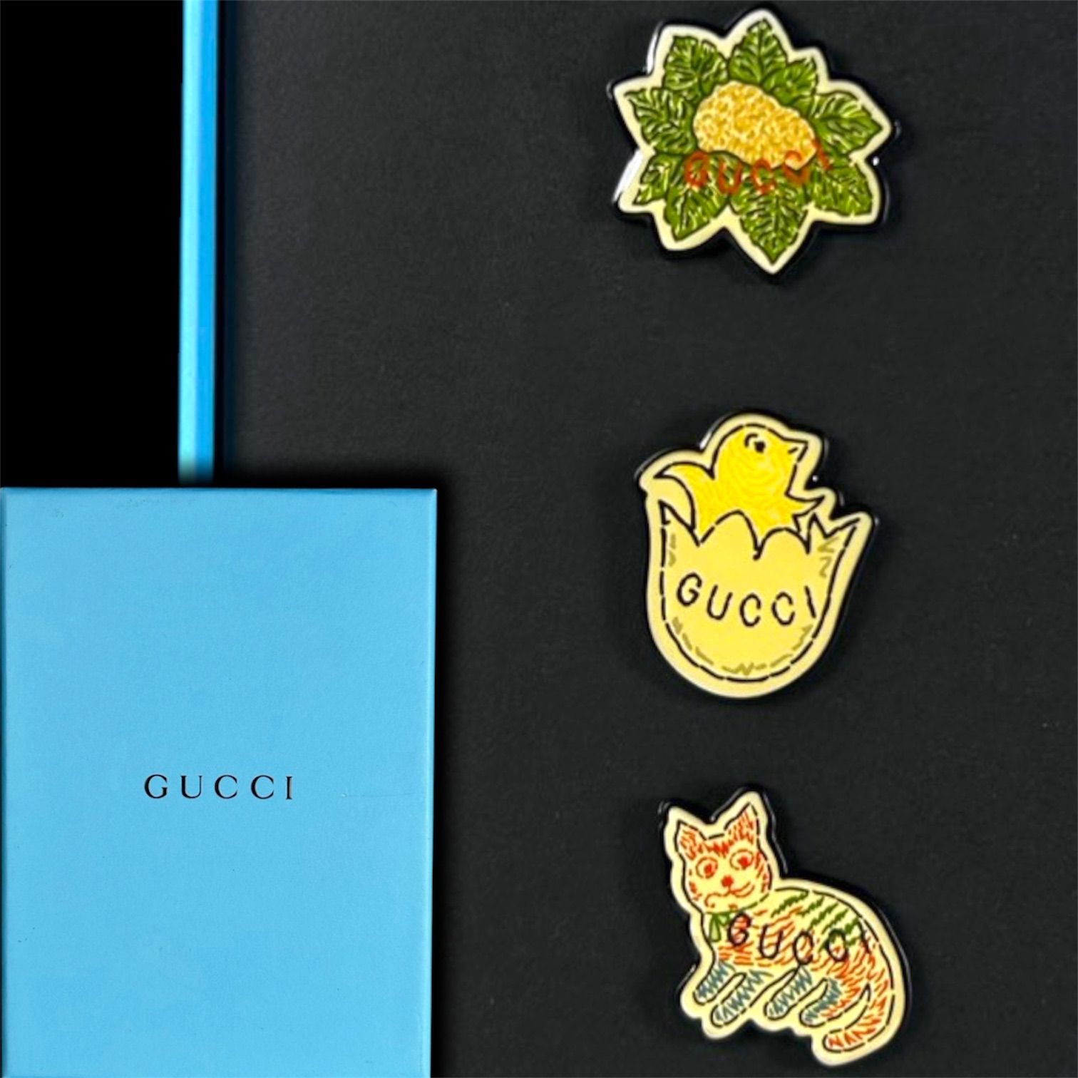 【幽玄】日本限定 GUCCI ヒグチユウコ ピンバッチ3個纏めて 限定ボックス付 猫 ヒヨコ バッチ 装飾 限定品