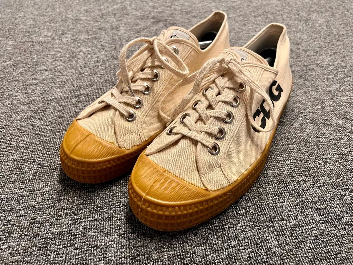 280 ノベスタ X CDG スニーカー ベージュ 43