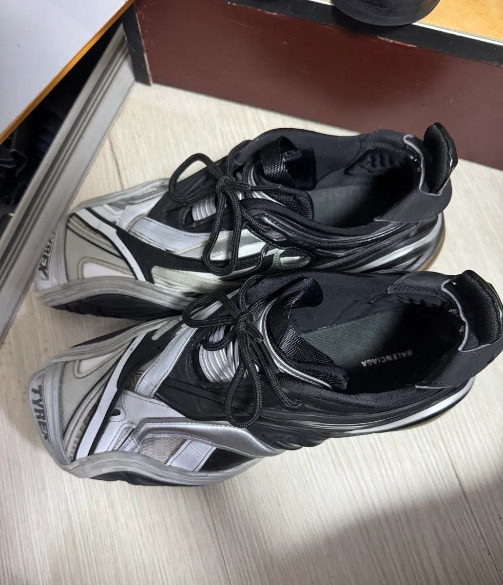 42 バレンシアガ タイレックス 黒