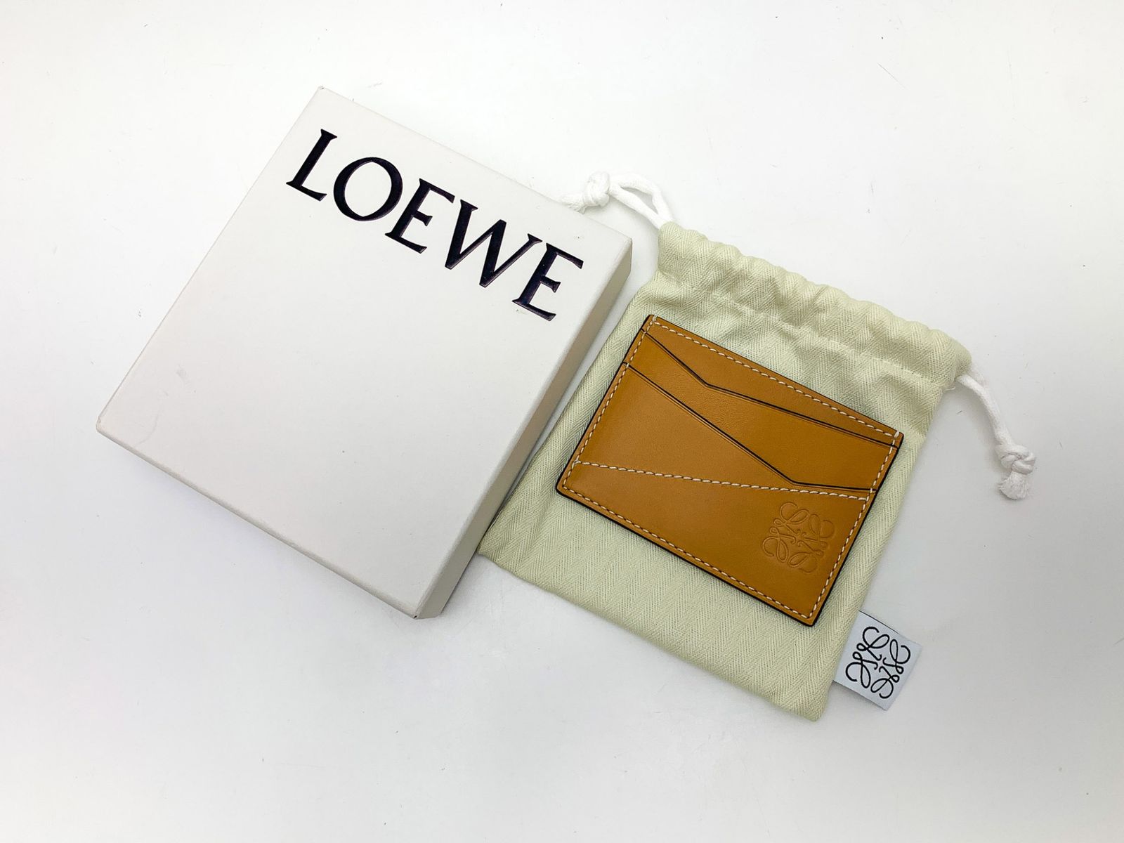 LOEWE ロエベ レザー タン ブラウン キャメル アナグラム パズル プレーン カードホルダー名刺入れ カードケース 定期入れ ブランド 小物 LOEWE ロエベ レザー タン ブラウン キャメル アナグラム パズル プレーン カードホルダー名刺入れ カードケース 定期入れ ブランド 小物