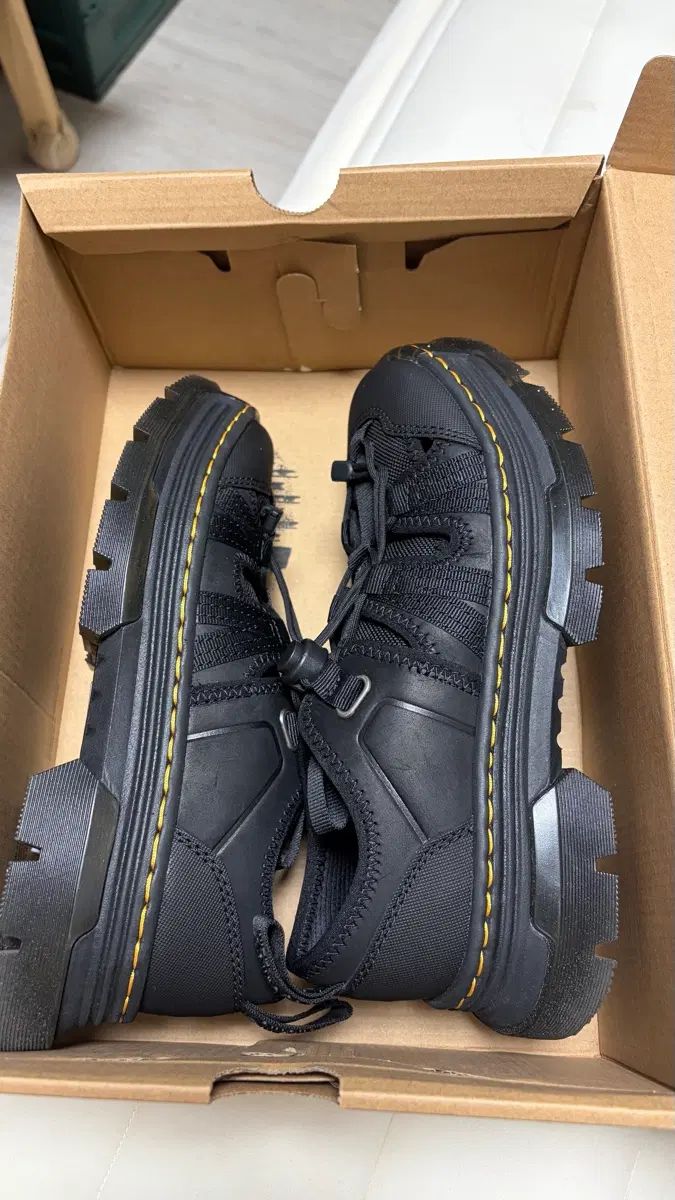 DR. MARTENS ドクターマーチン ウェイトファインダー UK4 韓国 サイズ 230 未使用 出品