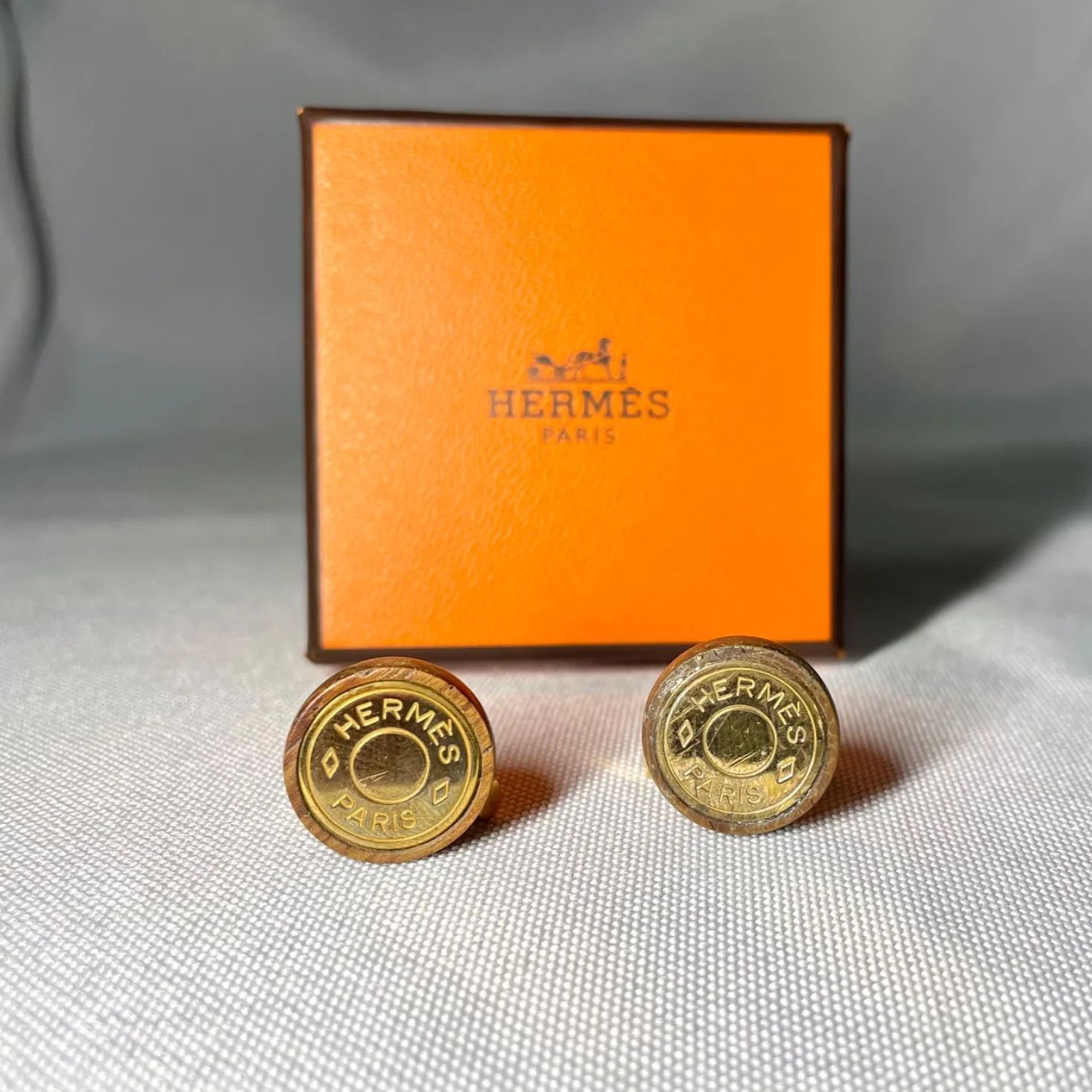 希少 HERMES エルメス セリエ ブランドロゴ ウッド & ゴールドメタリック カフス カフリンクス 箱あり メンズアクセサリー