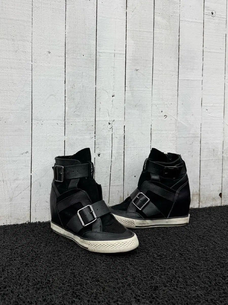 DKNY ディーケーエヌワイ