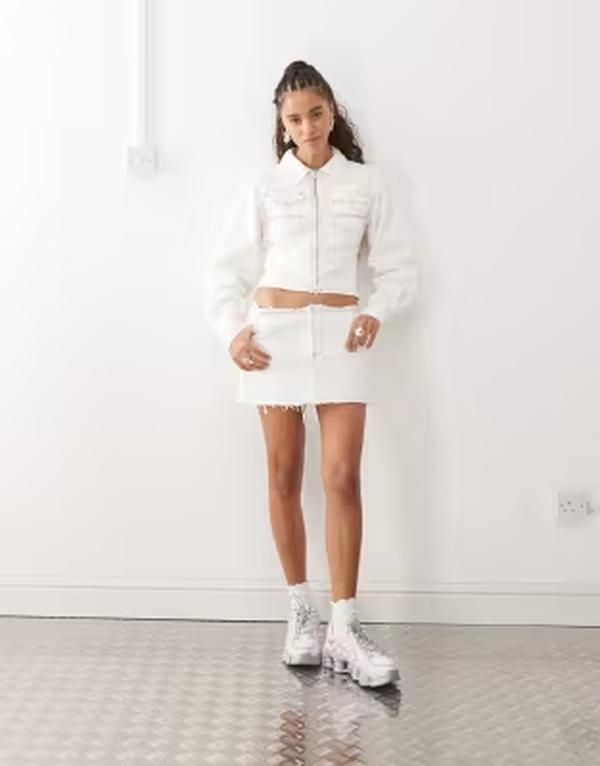 コルージョン レディース ボトムスカート ミニ デニム COLLUSION raw hem denimini skirt in ecru エクリュ 11,506円