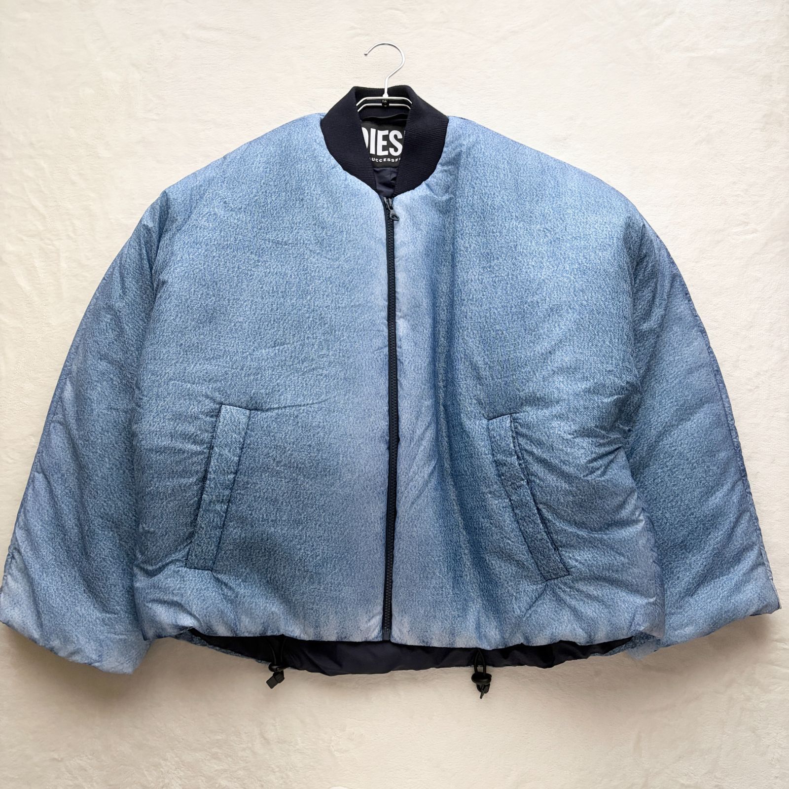 【未使用級】ディーゼル DIESEL 中綿ジャケット アウター W-DAY-PRINT ブルゾン ネイビー 紺 肉厚 防寒 現行タグ スローガンロゴ FOR SUCCESSFUL LIVING 超オーバーサイズ ジップアップ カジュアル Y2K ユニセックス 8,760円