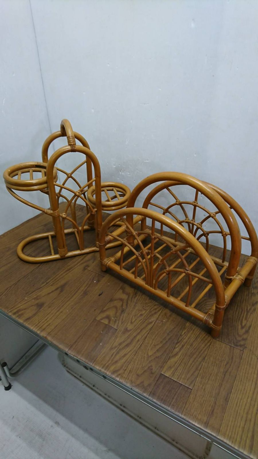F57641メーカー不明 レトロ アンティーク商品 ラタン 籐 鉢置き台 プランター/ブックスタンド　マガジンラック2点まとめ