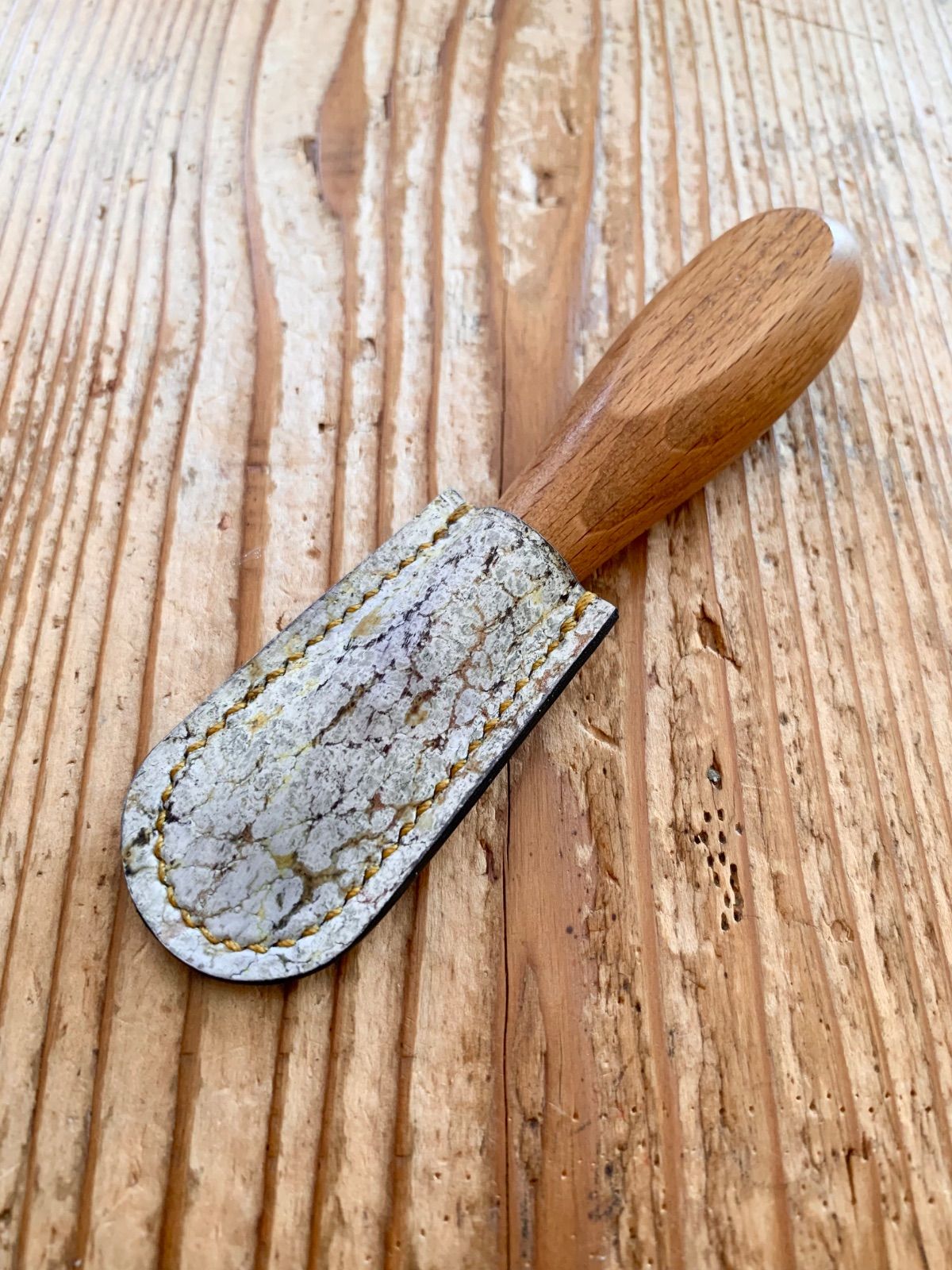 【特殊加工シャークスキンレザー】手縫いの筆記用具キャップ　『Comaru 