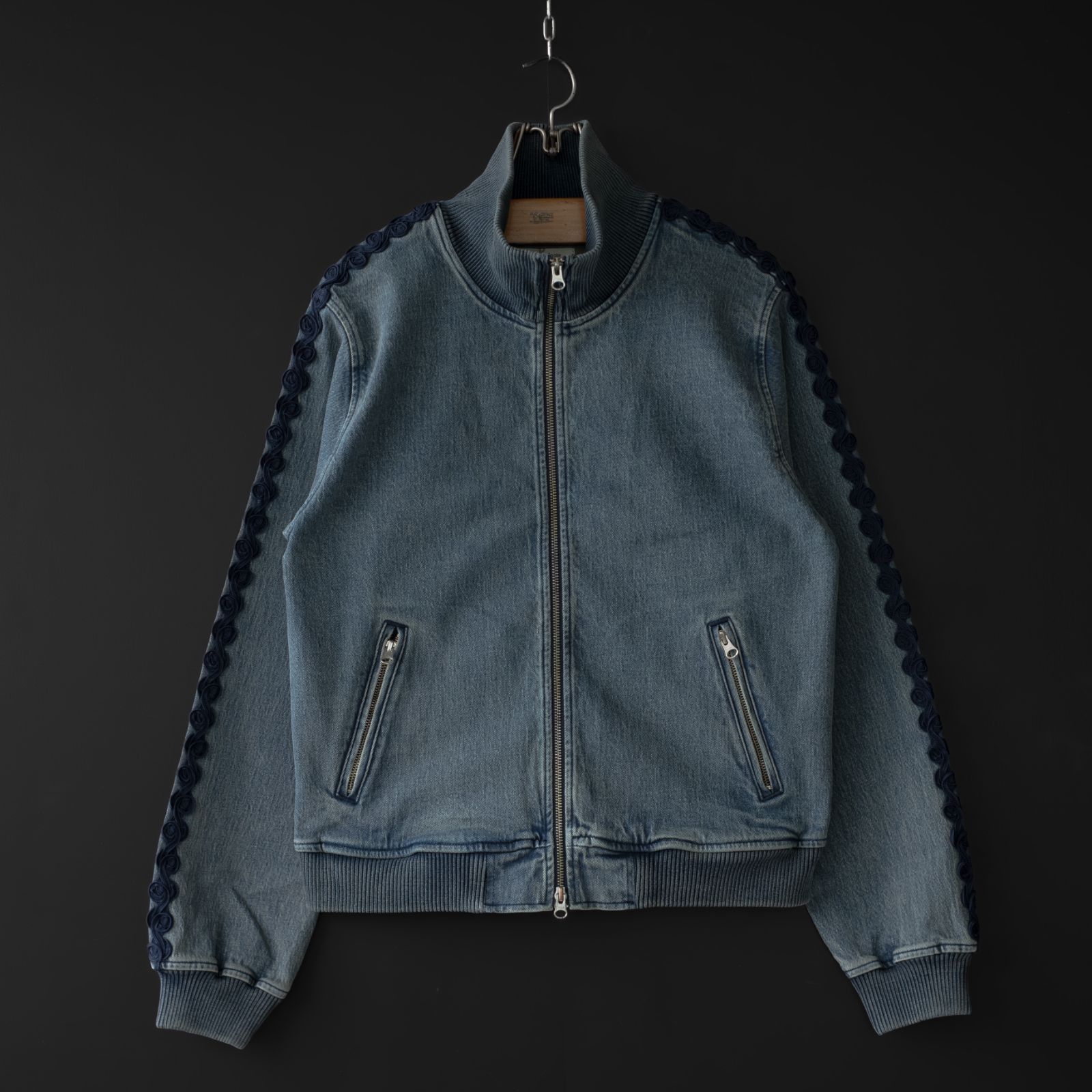 -新品- 【Hub&Spoke】 stretch denim track jacket | ハブアンドスポーク デニム トラックジャケット 刺繍 ジャージ ハイネック ジップ インディゴ 353702