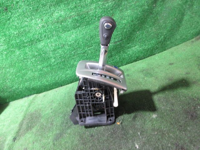 シフトレバー一式 日産 キャラバン　LDF-VW6E26 H25年　HSP0827-17-13