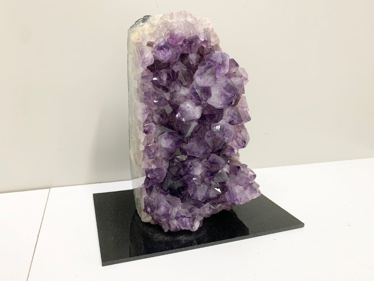 ◆アジメスト 原石 天然石 置物 オブジェ 紫水晶 台座付き 重量2.2㎏ パワーストーン 鑑賞石 鉱石(他436)