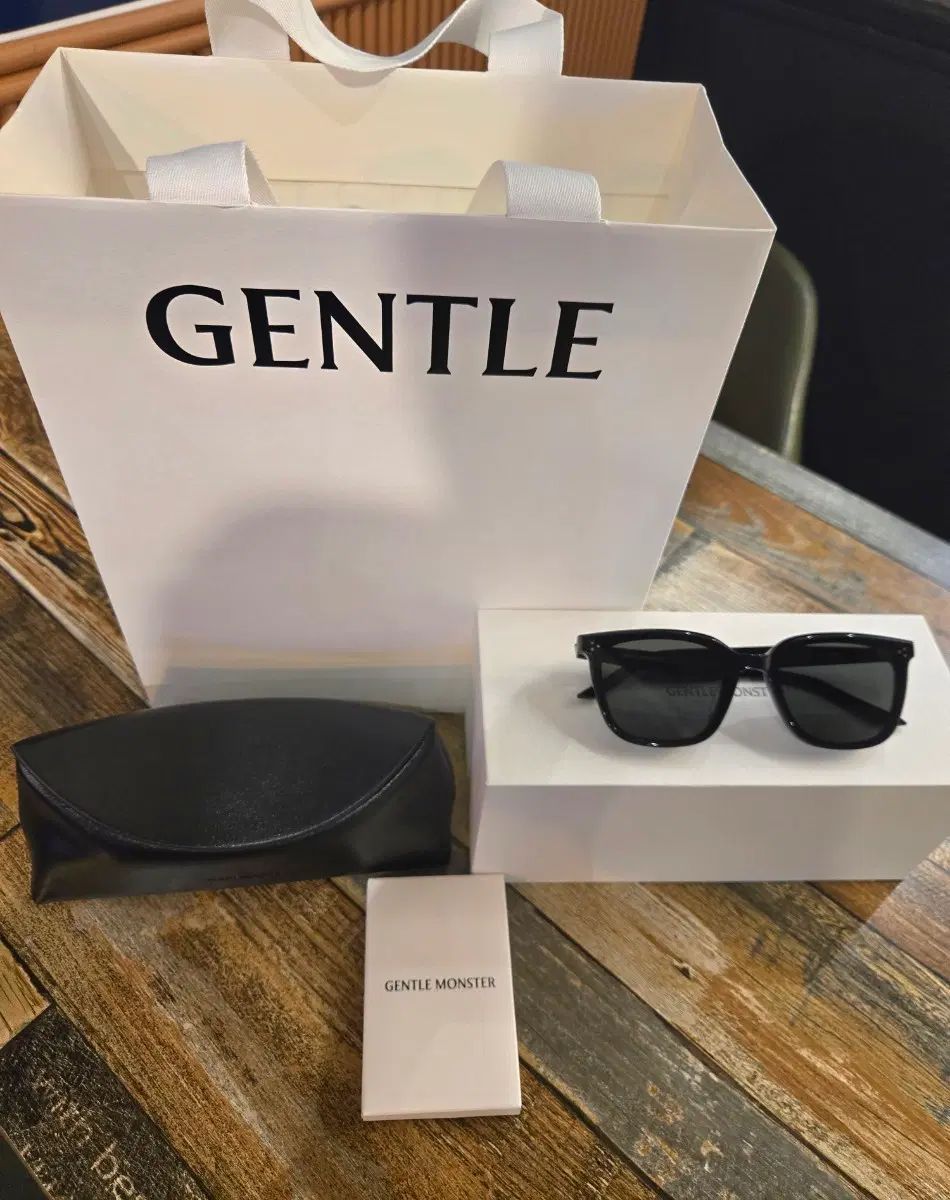 GENTLE MONSTER(ジェントルモンスター) ブラック サングラス (新品) 31,728円