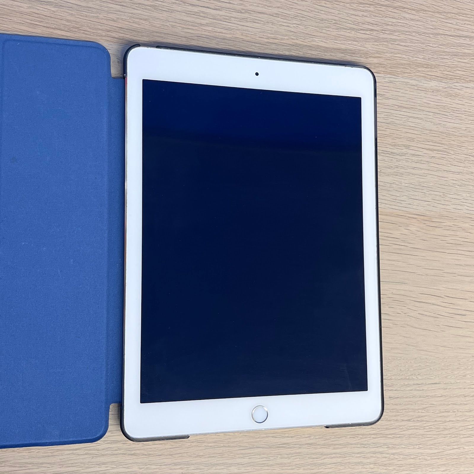 × 【通電動作確認済】Apple iPad Air 2 Wi-Fi+Cellular 64GB A1567 MGHY2J/A 本体 ケース付き【スマホパソコン】【6】