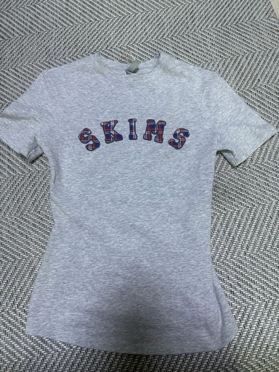 SKIMS SKIMS ロゴ 半袖Tシャツ 出品 (XSサイズ)