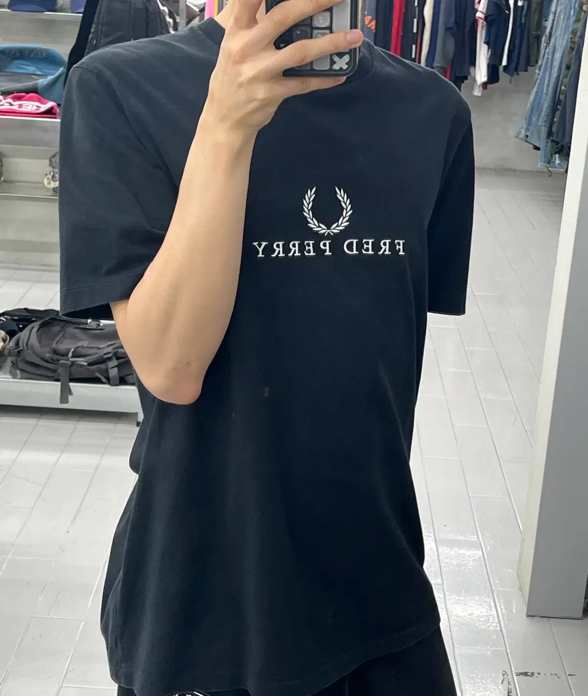 (M) フレッドペリー 刺繍 グラフィック ビックロゴ Tシャツ ブラック 5,958円