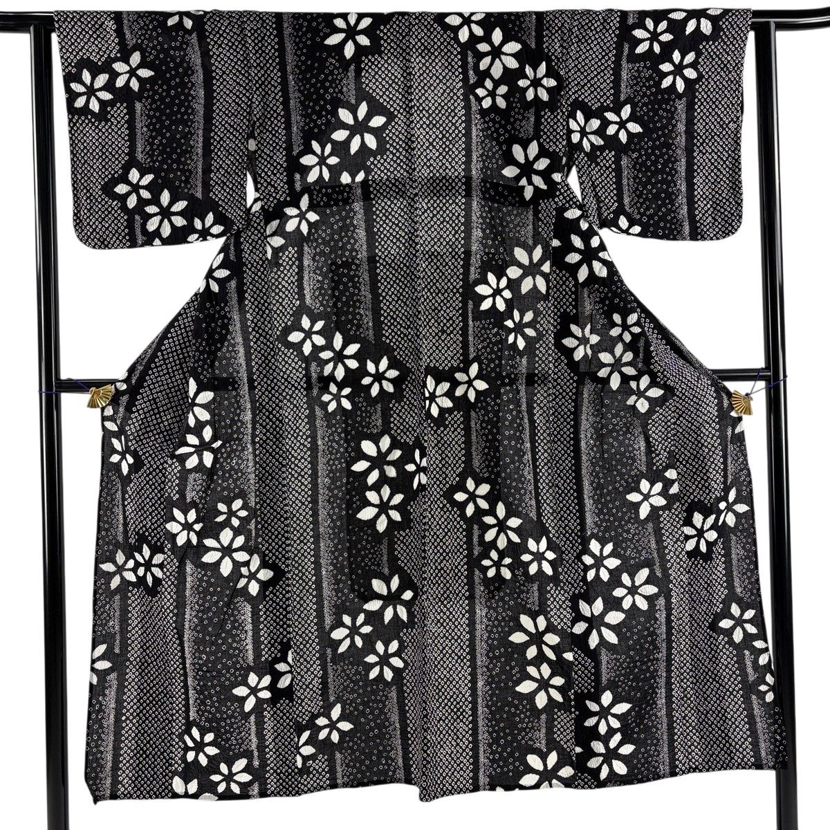 【美品】 浴衣 身丈144.5cm 裄丈62cm S 絞り浴衣 花 縦縞 黒 綿 名品 【中古】