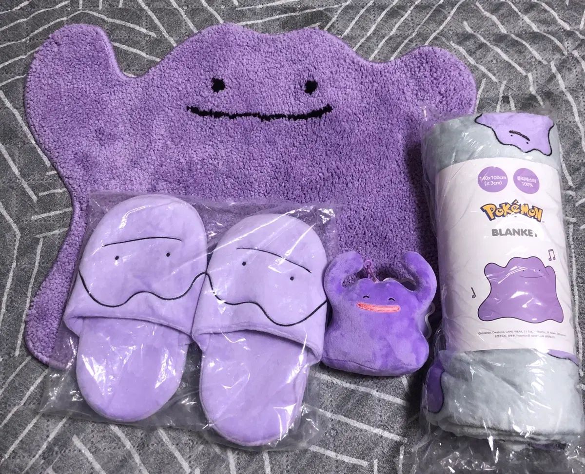 メタモン グッズ コレクション(玄関マット スリッパ キーホルダー ブランケット) 8,287円