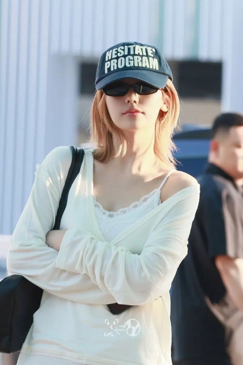 DAINET RAW V LONG SLEEVE IN WHITE