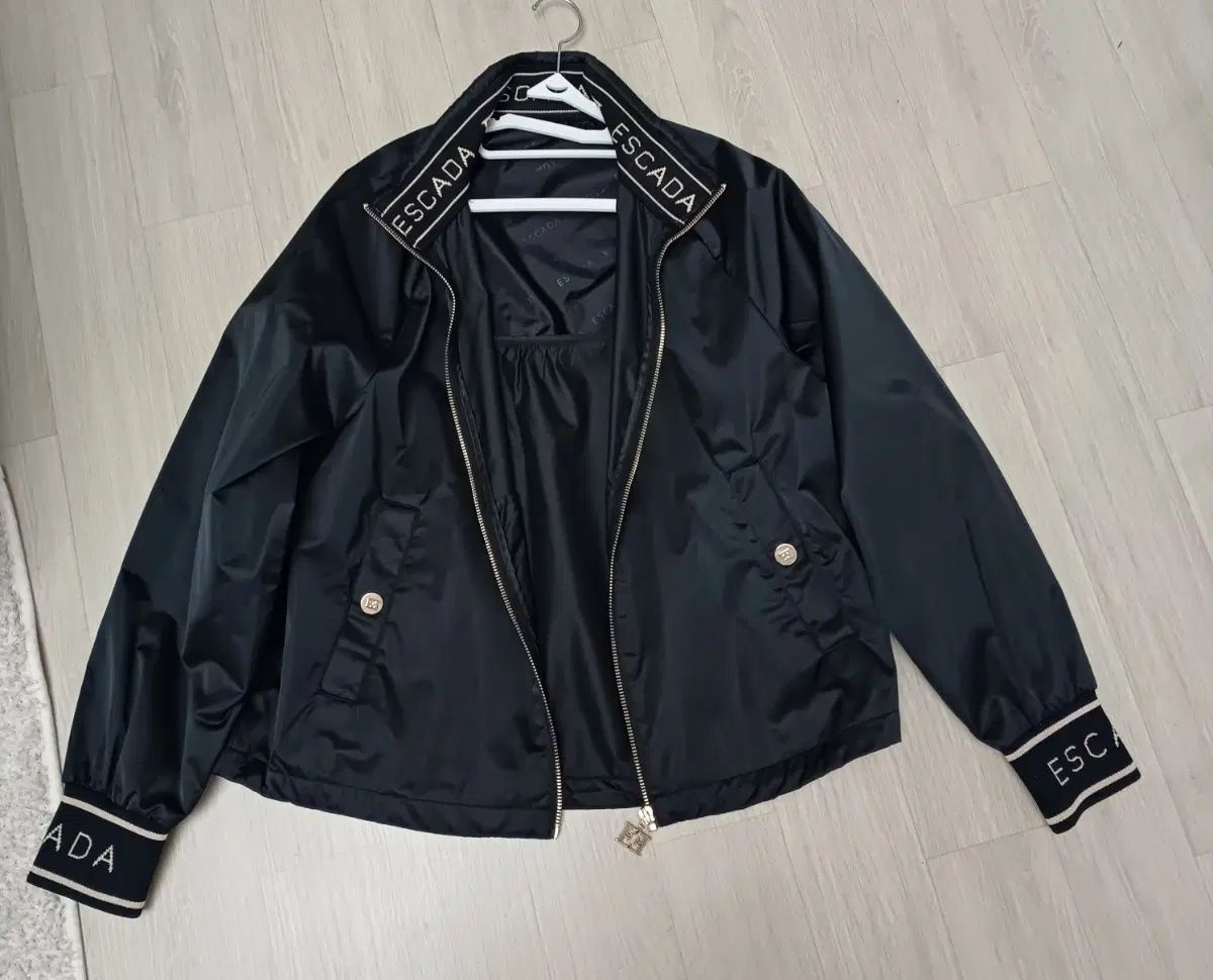 正規品 ESCADA(エスカーダ) ウィンドブレーカー ジャケット (実寸66) 総丈54