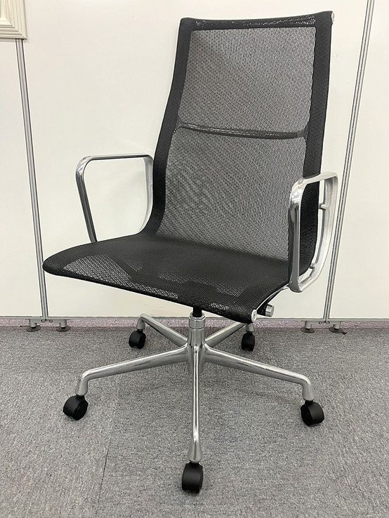 D　【東京都限定送料2200円も可】正規品　ハーマンミラー　イームズ　アルミナムチェア　メッシュ　ブラック　肘付きオフィスチェア