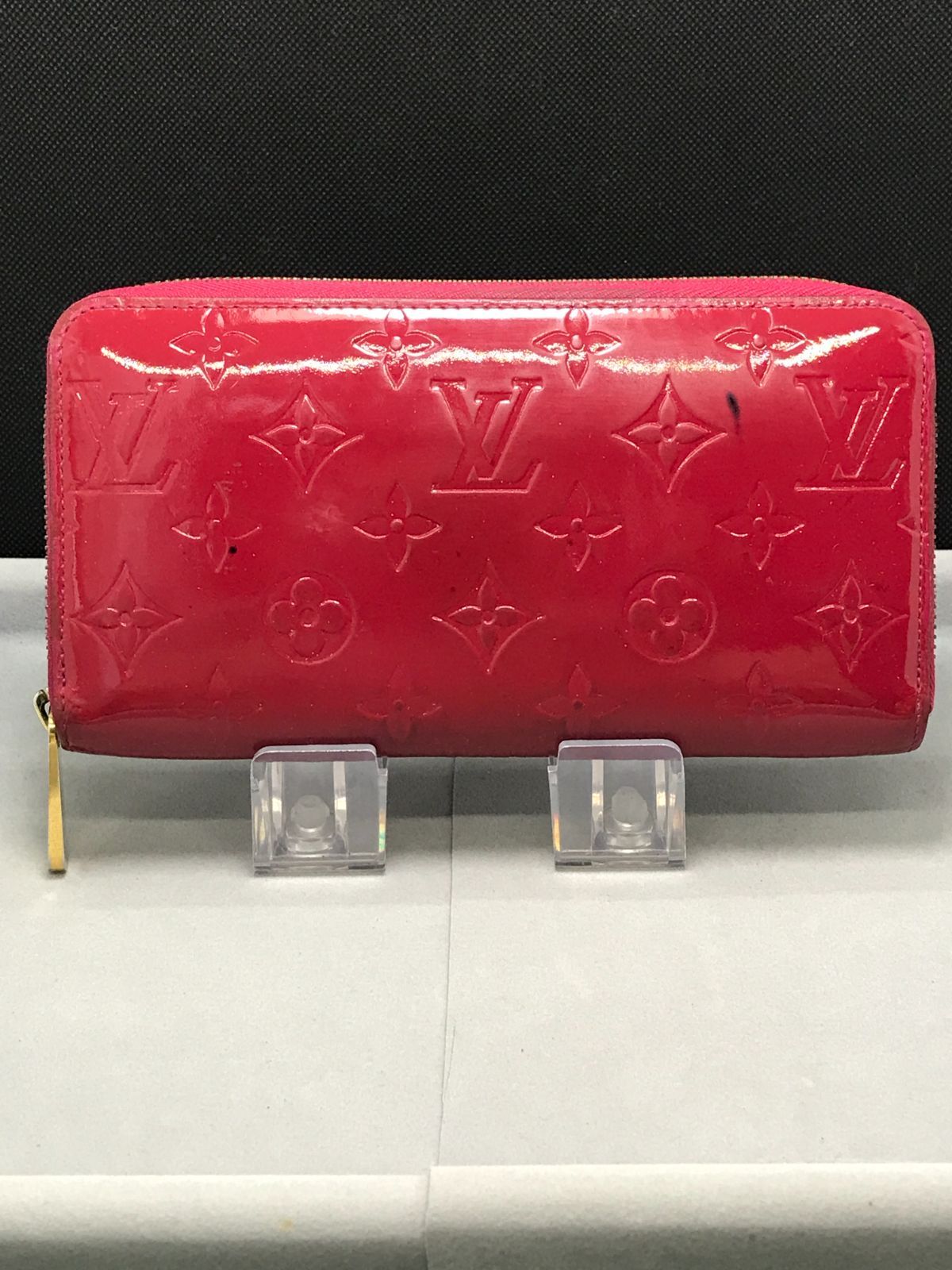 LOUIS VUITTON　ルイヴィトン　長財布　モノグラムヴェルニ　ラウンドファスナー　レッド系　3046